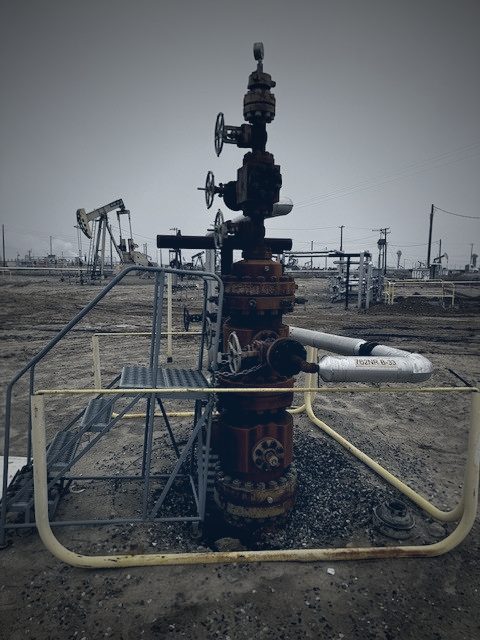 Legacy onshore wellhead with access platform